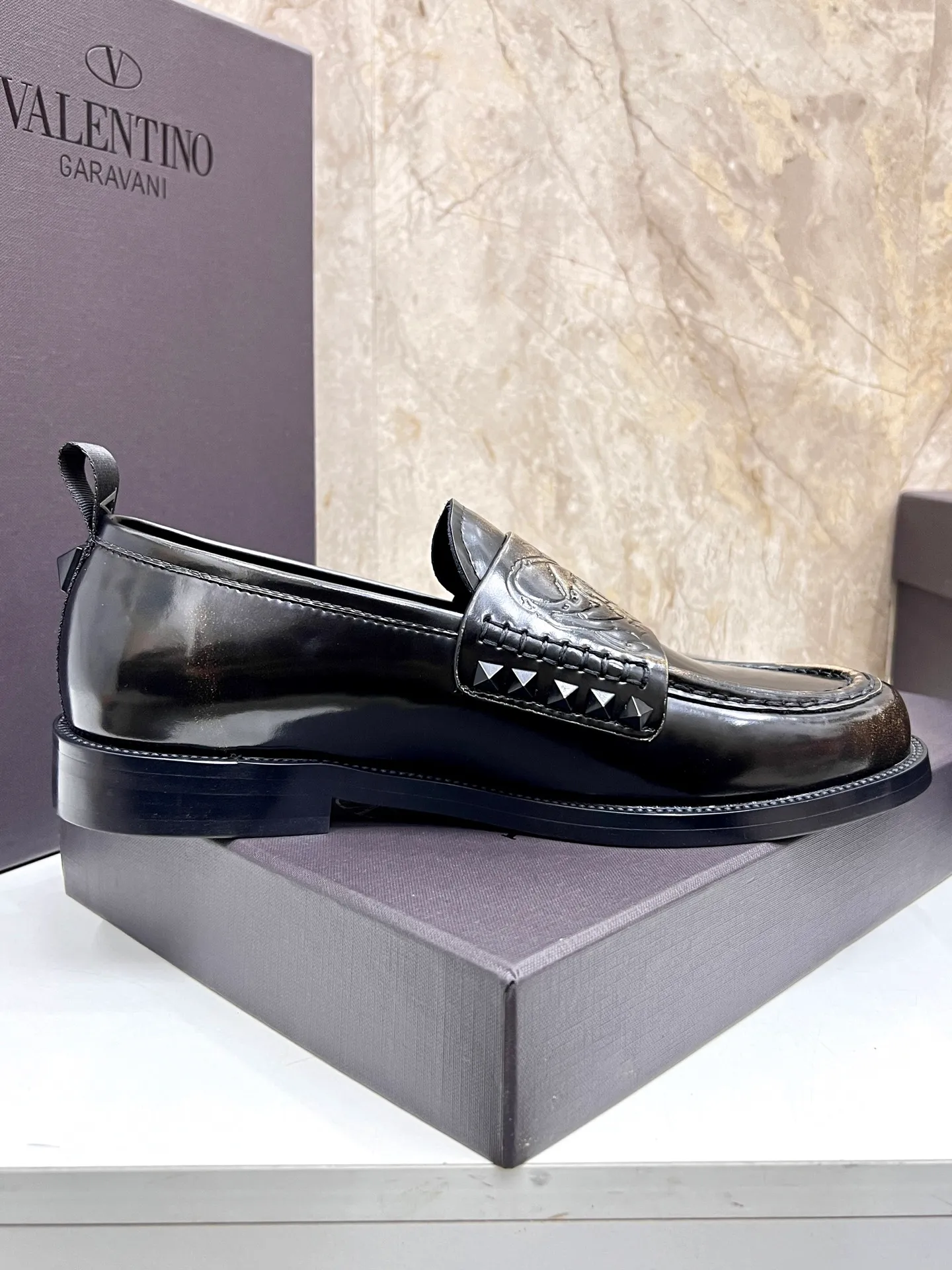 Men's men's shoes💰780 Valentino New men's V logo micro-label business casual loafers. These Derby loafers are made of imported cowhide leather. They are light in texture and cool in style. The uppers are decorated with brand logo buckles, showing off the big-name style! The lines reveal novel urban trends. The toe is round and full, and the rubber foam sole and triple protruding leather welt complement each other. It is extremely fashionable and charming, with dyed calfskin lining, genuine leather feet, and standard logo decoration. It is simple yet elegant. It has a classic European and American loose style and is extremely comfortable on the feet. Size: 39-44 (customized at 38.45.46)